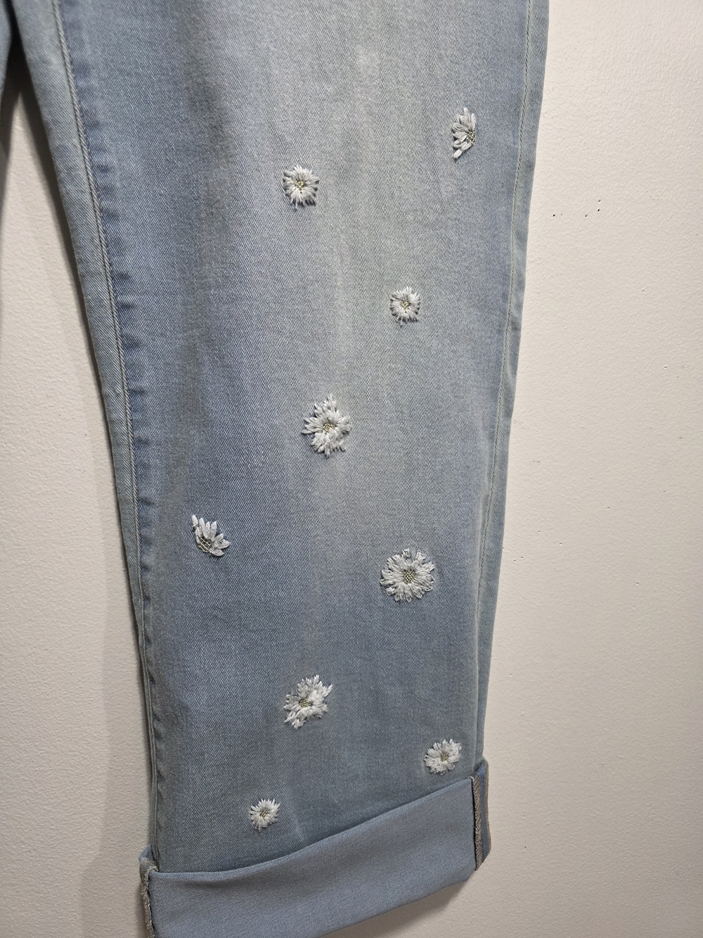 Jessica Simpson Light Wash Embroidered Daisy Cuffed Boyfriend Jeans Size 12 - Picture 5 of 7